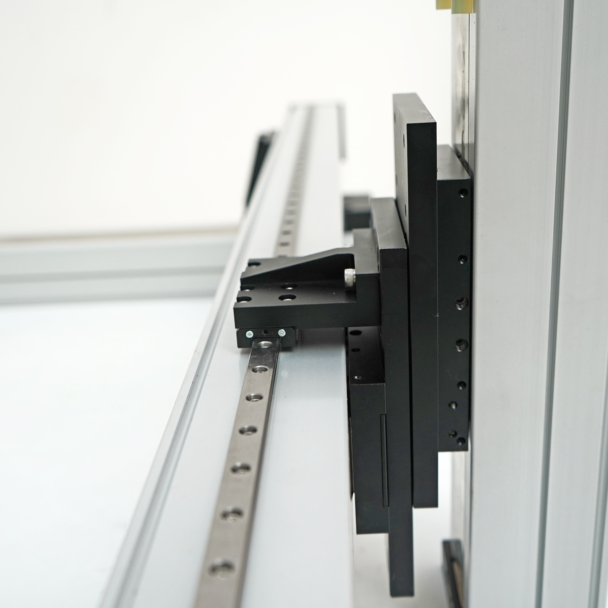 封閉式龍門絲杆滑(huá)台 封(fēng)閉式龍門絲杆滑台